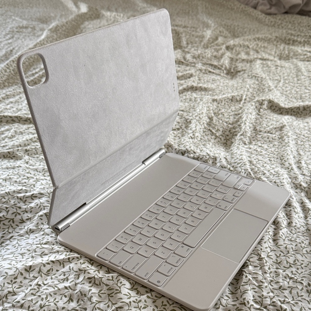 Apple Keyboard Case iPad Air 13 inch